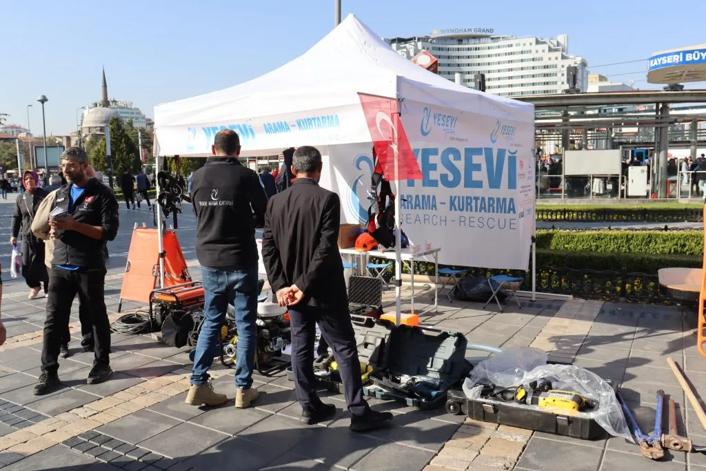 Yesevi Hareketi Olarak, Afet Eğitim ve Hazırlık Haftası’nda Cumhuriyet Meydanı’nda Standını Açtı