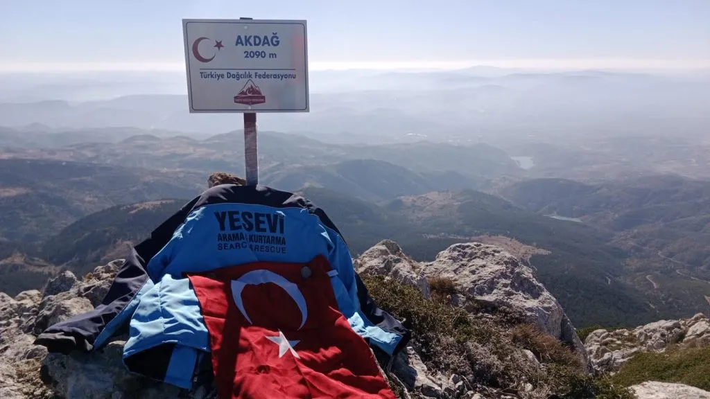 Amasya Yesevi Hareketi Arama Kurtarma, Akdağ Zirvesi Yürüyüşüyle Cumhuriyet’in 100. Yılını Kutladı