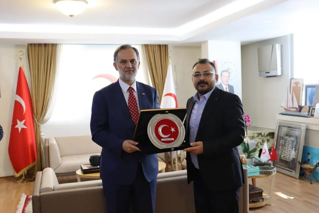 Yesevi Hareketi Genel Başkanımız Mahmut Cömert ve Yöneticileri, Türk Kızılay Genel Müdürü Dr. İbrahim Altan’ı Ziyaret Etti