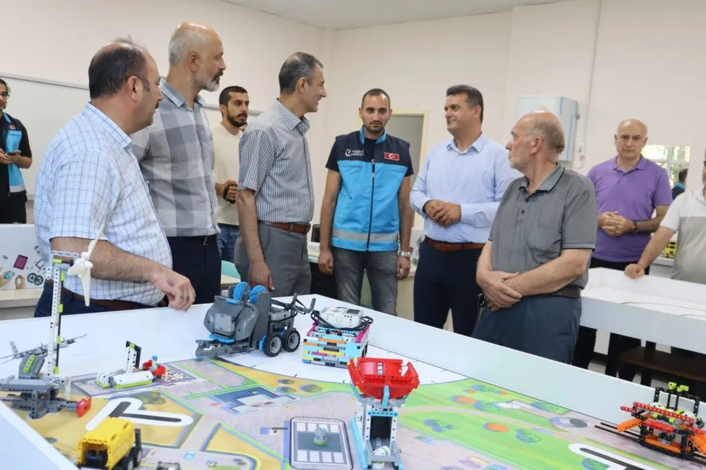 Kahramanmaraş Muhsin Yazıcıoğlu Ortaokulu’nda Yesevi Hareketi Robotik Kodlama Atölyesi açıldı.