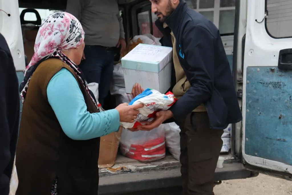 İnsani yardımlarımız, ihtiyaç talepleri doğrultusunda köy köy, şehir şehir dağıtılıyorken, bu kareler Andırın’ın bir köyünden.