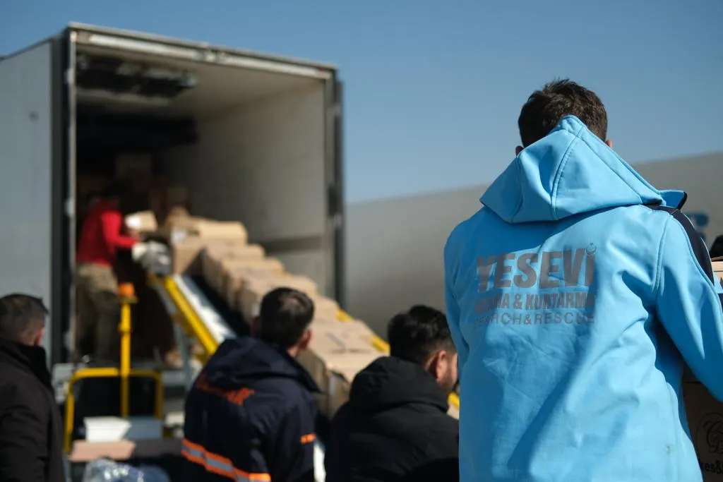 Yesevi Hareketi olarak, gönüllülerimiz ile Hatay’ın köylerine, merkezine ve ihtiyaç olan bölgelere, ihtiyaçların temini, lojistiği ve dağıtımını gerçekleştirdik.