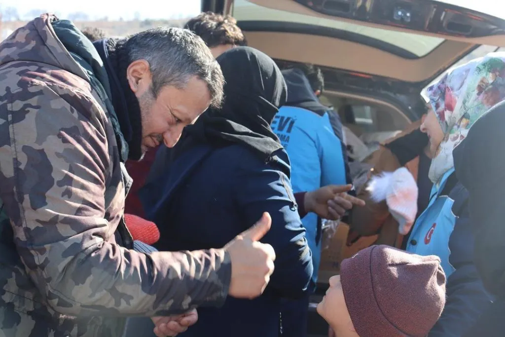 Tekden Yönetim Kurulu Başkanı Sayın Kemal Tekden’in katkı ve katılımlarıyla, Amasya Yesevi Ekibimiz ihtiyaca yönelik malzeme dağıtımlarına devam ediyor.