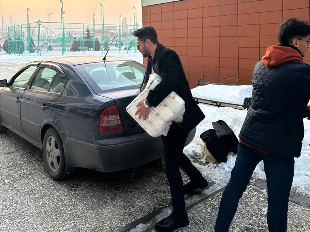 Konya il temsilciliği KYK yurtlarında kalan misafirlerin temizlik ve kişisel hijyen malzemelerini tedarik etmeye devam ediyor.