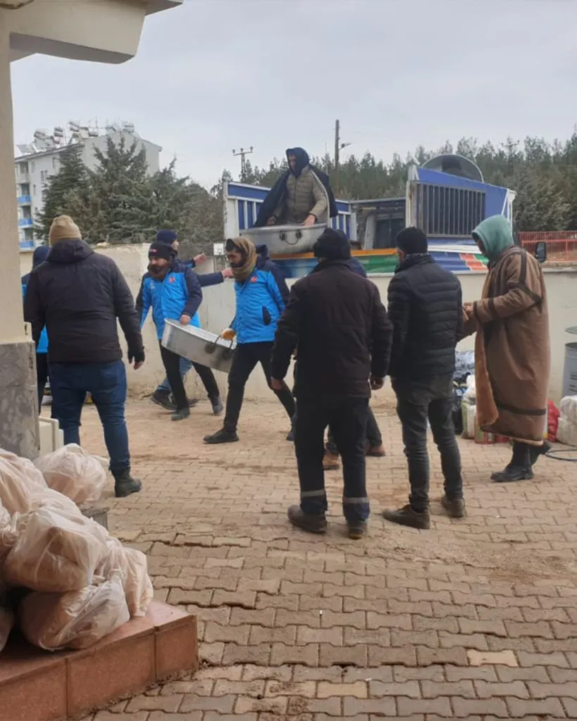 Yesevi Hareketi olarak Kahramanmaraş’ta canla başla çalışmalarımıza devam ediyoruz. Kurmuş olduğumuz ocakla hemşerilerimize sıcak yemek dağıtımı gerçekleştiriyoruz.