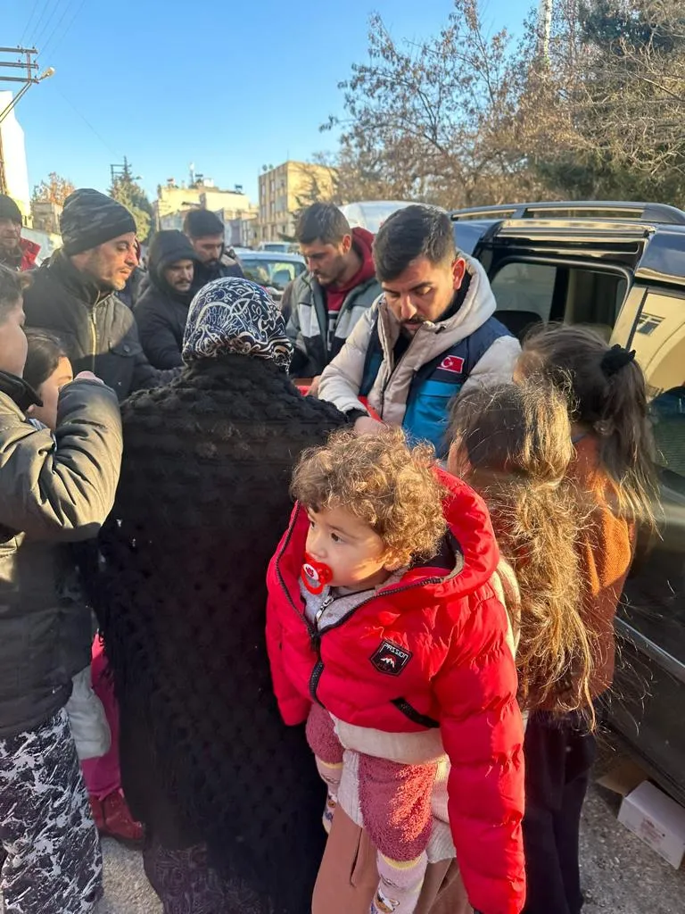 Kıyafet, yiyecek ve battaniye dağıtımlarımızı il il gerçekleştiriyoruz.