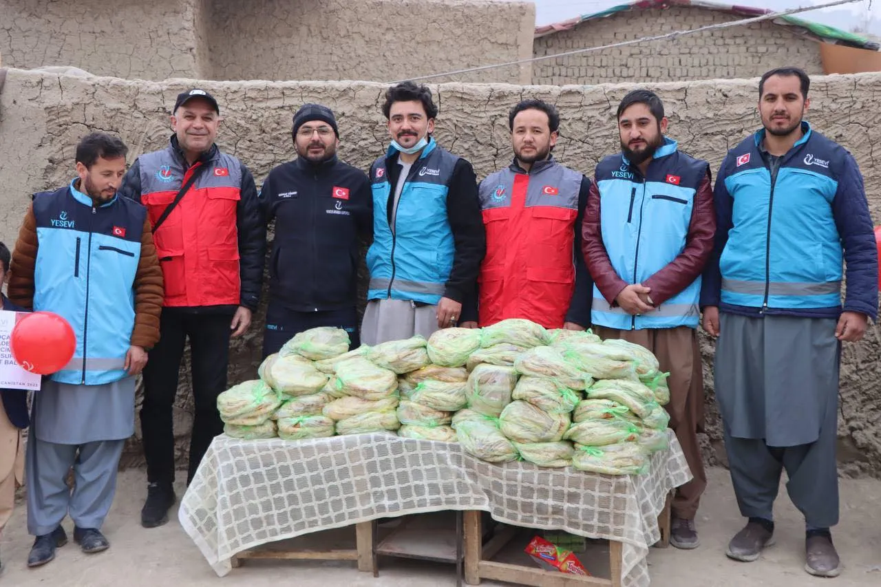 Genel Başkanımız Afganistan'da İhtiyaç Sahiplerine Ekmek Dağıtımı Bizzat Gerçekleştirdi