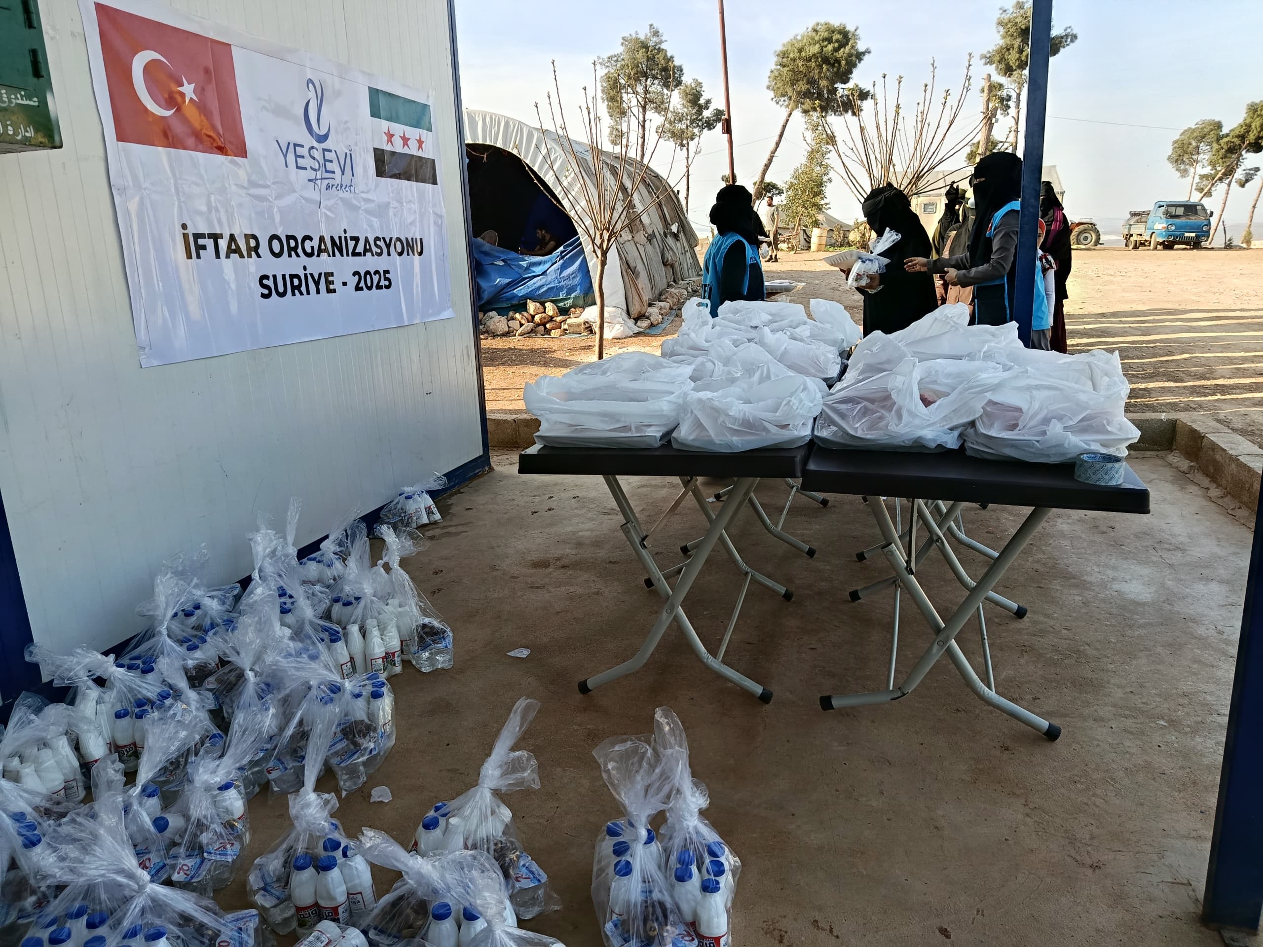 Suriye Halep kırsalındaki Dağ Kampı’nda iftar yemeği dağıtımını gerçekleştirdik!