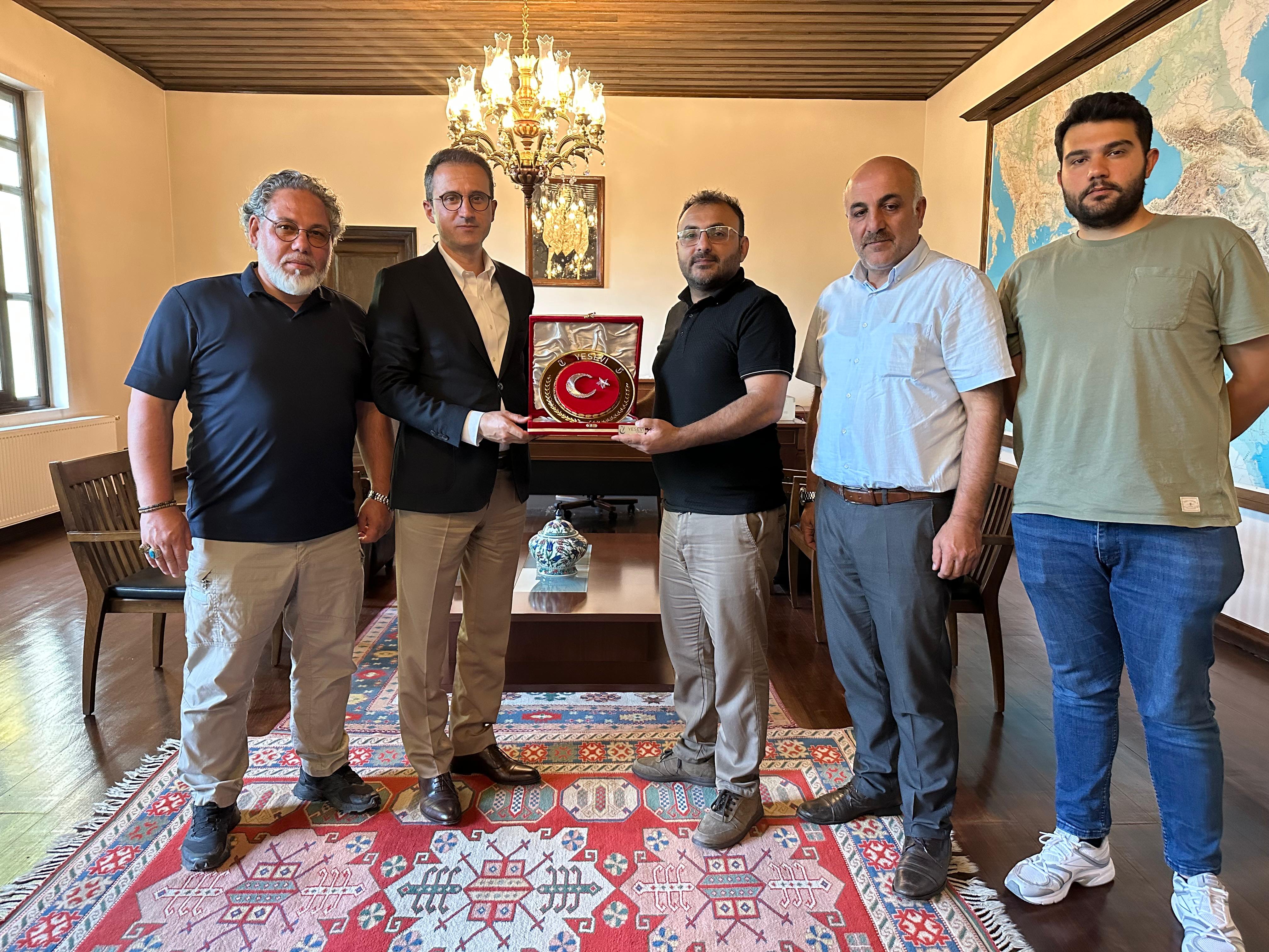 İznik Kaymakamı Sn. Arif Karaman’a Ziyaret ve Hediye Takdimi
