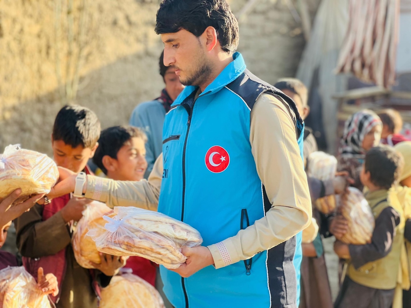 Afganistan’da Ekmek Dağıtımı Gerçekleştirildi