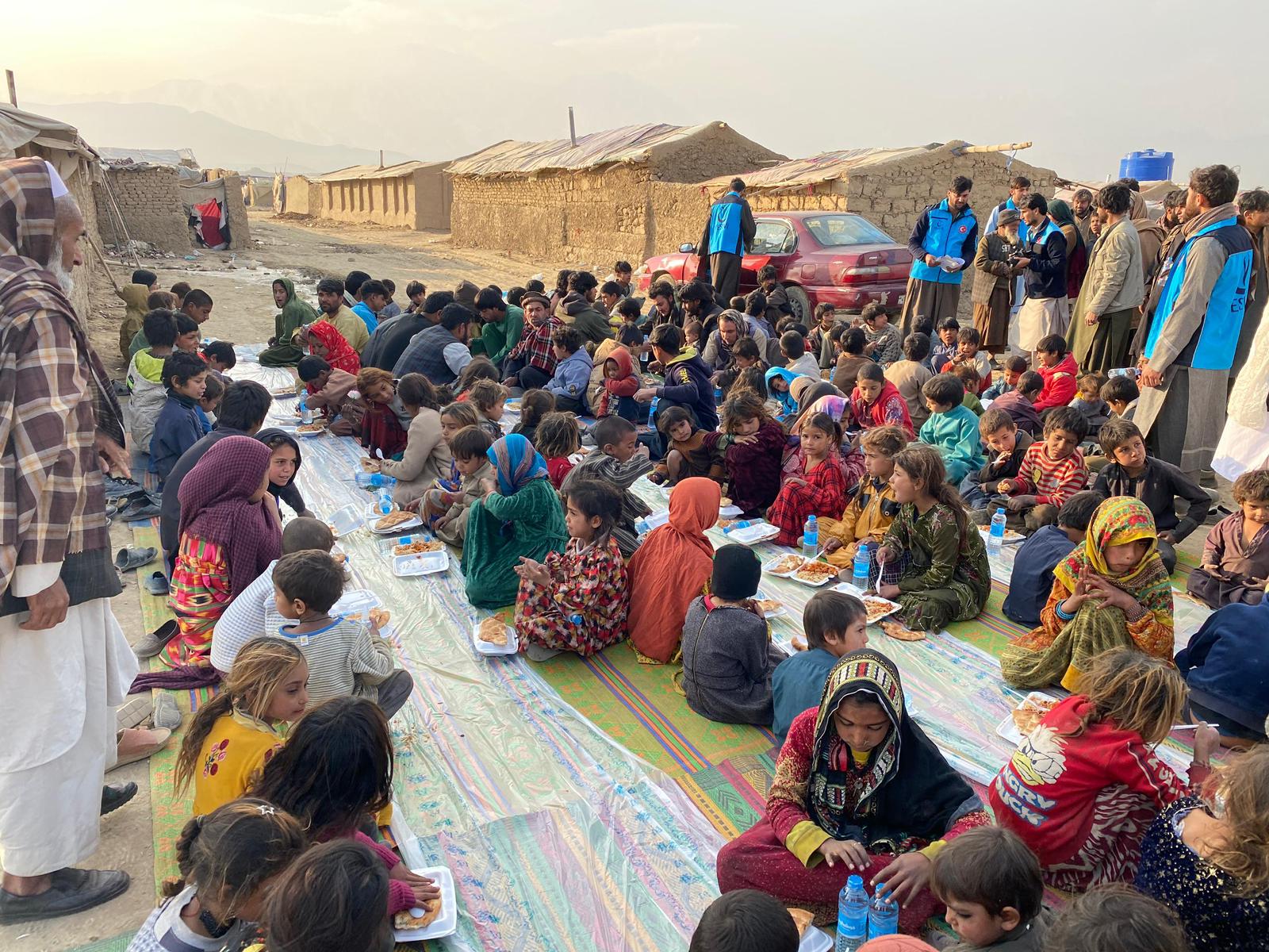 Miraç Kandili’nde Afganistan’da İhtiyaç Sahiplerine Yemek Dağıtımı