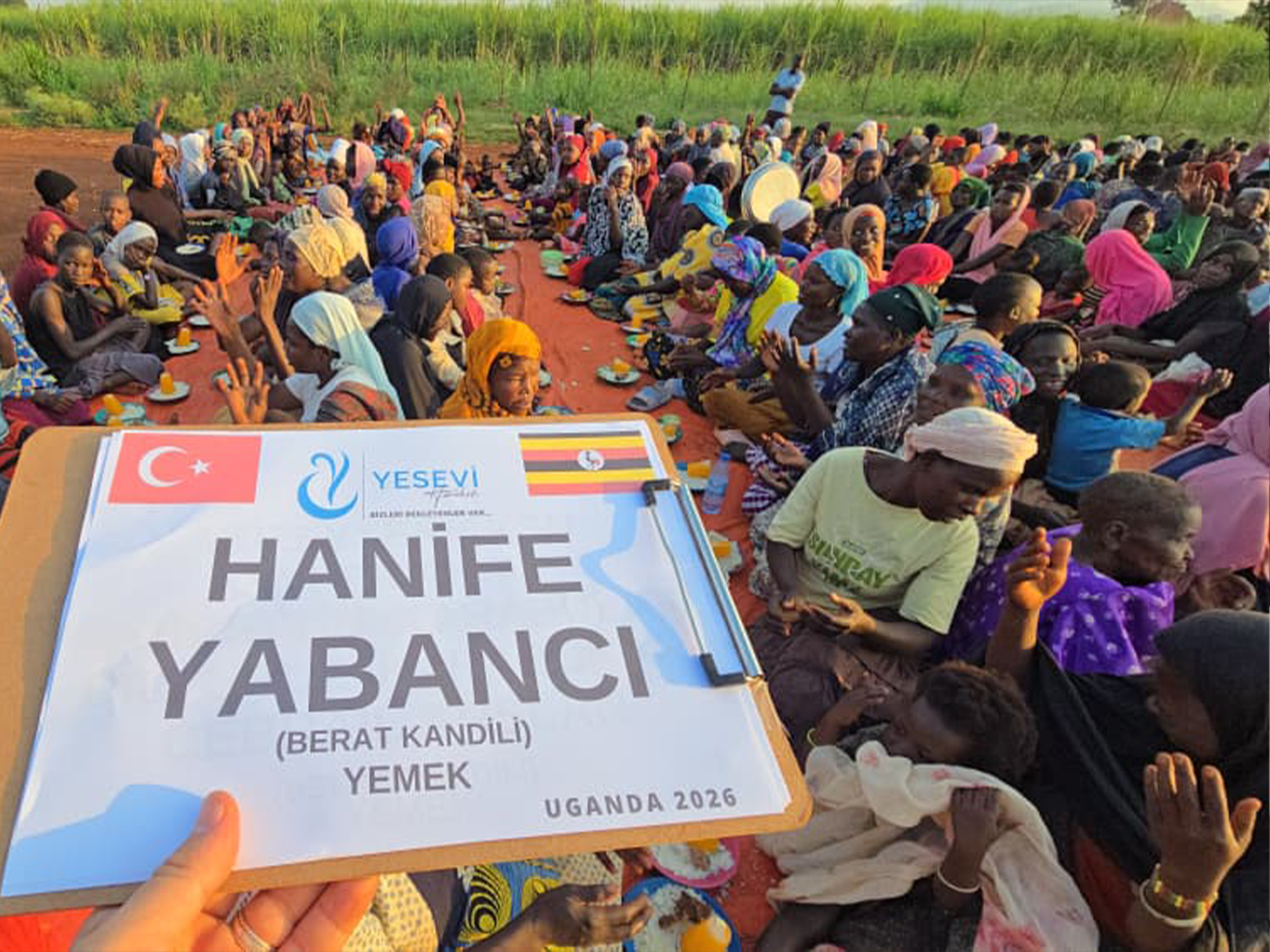 Berat Kandili’nde Uganda’da İhtiyaç Sahiplerine Yemek Dağıtımı