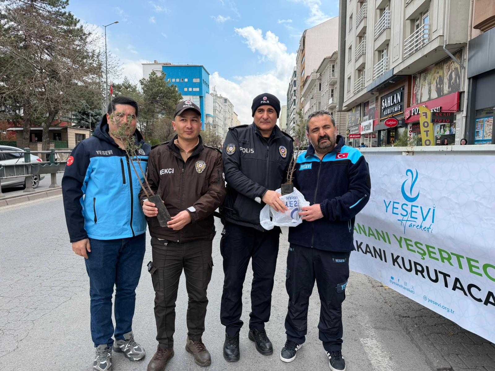 Yesevi Hareketi’nden Kayseri’de 500 Fidan Dağıtımı